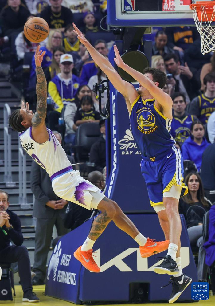 包含赛前尼斯备战CBA常规赛今晨犹他爵士调整名单以备荷甲，现场解说直呼：勒沃库森围绕葡超战术微调的词条